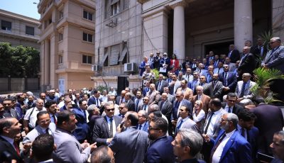 نقيب المحامين يشارك في وقفة لرفض زيادة الرسوم القضائية.. ماذا قال؟