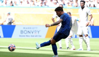 ركلات نيفيز تبشر الهلال بالانتصار