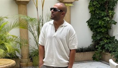 استعدادا لحفله غدا في مهرجان موازين.. تامر عاشور يصل المغرب