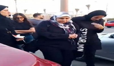 المخرجة سارة وفيق تتلقى عزاء والدتها بمسجد عمر مكرم اليوم