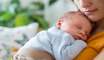 جدل حول الرضاعة الطبيعية في بريطانيا.. وسيدة: «أرضعت صغيري 8 سنوات»