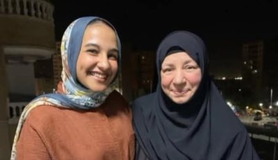 أول تعليق من فتاة ظهرت مع عبلة كامل في صورة أثارت الجدل (خاص)