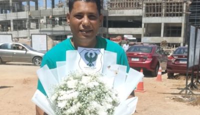 مشجع يستقبل رئيس النادي المصري ببوكيه ورد خلال زيارته للموقع الجديد