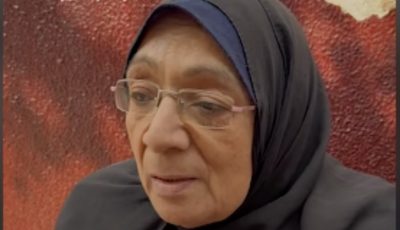أمه توفيت قبل أسبوع.. جدة تساند حفيدها بالدعاء خارج لجنة الامتحان