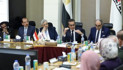 وزير الصحة يبحث الخطة المستقبلية لشركة «ڤاكسيرا»