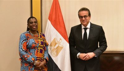وزير الصحة يبحث مع مفوضة الاتحاد الإفريقي تبادل الخبرات بشأن تدريب الكوادر الطبية
