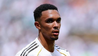 أرنولد يكشف السر وراء حديثه بالإسبانية في مؤتمره الأول مع ريال مدريد