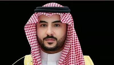 وزير الدفاع ورئيس هيئة الأركان الإيرانية يستعرضان علاقات التعاون وتطورات الأوضاع