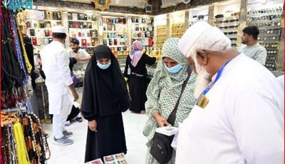 ضيوف الرحمن يختتمون زيارتهم للمدينة المنورة بالتسوّق واقتناء الهدايا التذكارية