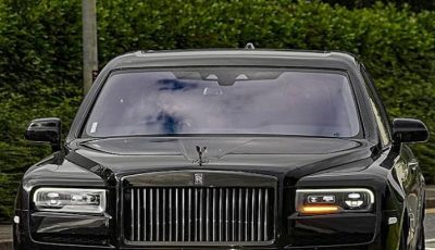 وسط أجواء حزينة.. محمد صلاح يعود إلى تدريبات ليفربول بسيارته الفارهة (صور)