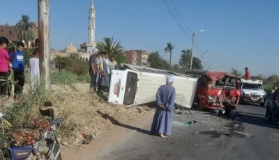 بينهم طالب ثانوي.. إصابة 12 شخصًا في تصادم سيارتين بسوهاج