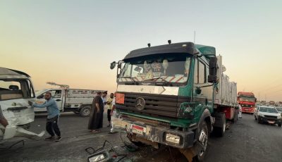 “معجنة على الأوسطي”.. تريلا تدهس ميكروباص وسيارات بالطريق (صور)