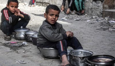 غذاء أمام الكاميرا وجوع خلف العدسة.. أطفال غزة بين الاستعراض والمأساة (فيديو)