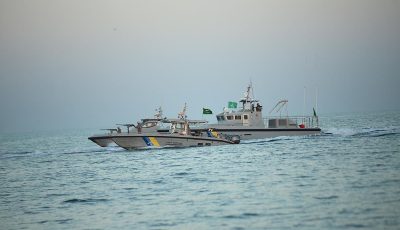حرس الحدود بالمنطقة الشرقية ينقذ مواطنًا من الغرق أثناء ممارسة السباحة