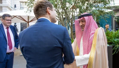 نائب وزير الخارجية يستعرض العلاقات الثنائية مع وزير الدولة البريطاني لشؤون الشرق الأوسط وشمال أفريقيا