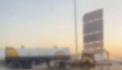 المرور يباشر حادثًا لاصطدام شاحنة بمركبة متوقفة وواجهة محل تجاري بمنطقة الرياض